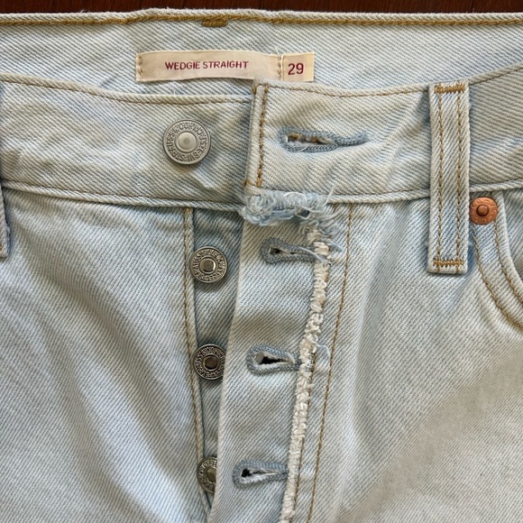 Levi's Wedgie Straight high rise one knee cutoff Jeans 29 x 28 light denim nwot - Picture 5 of 12